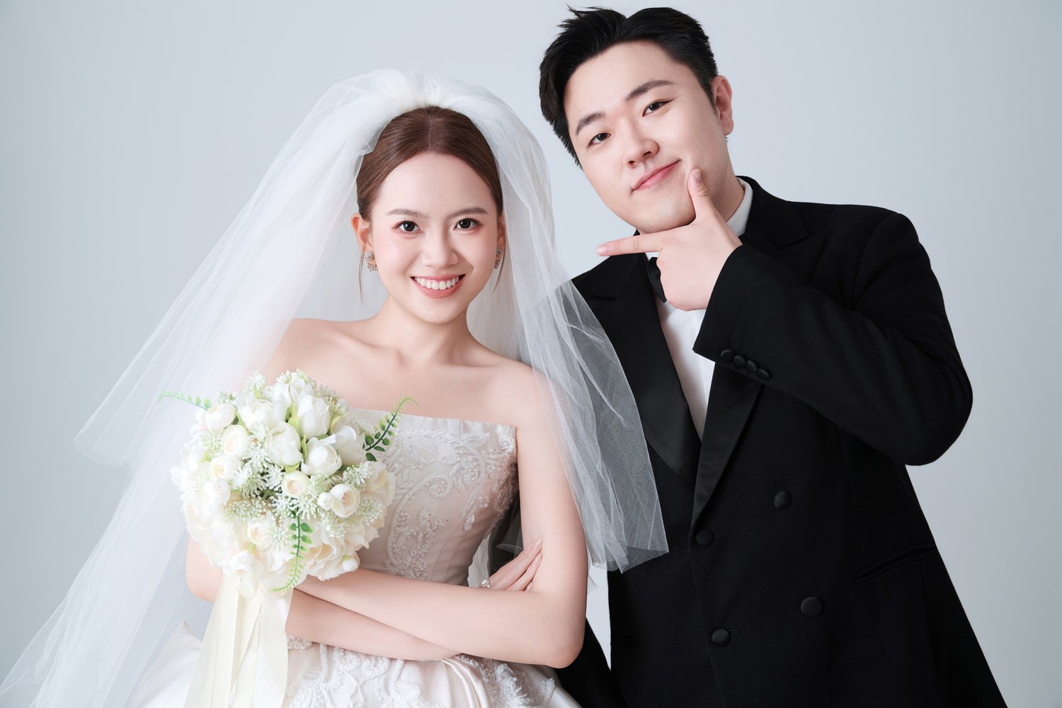 李文博与熊远宁的双人婚纱合影